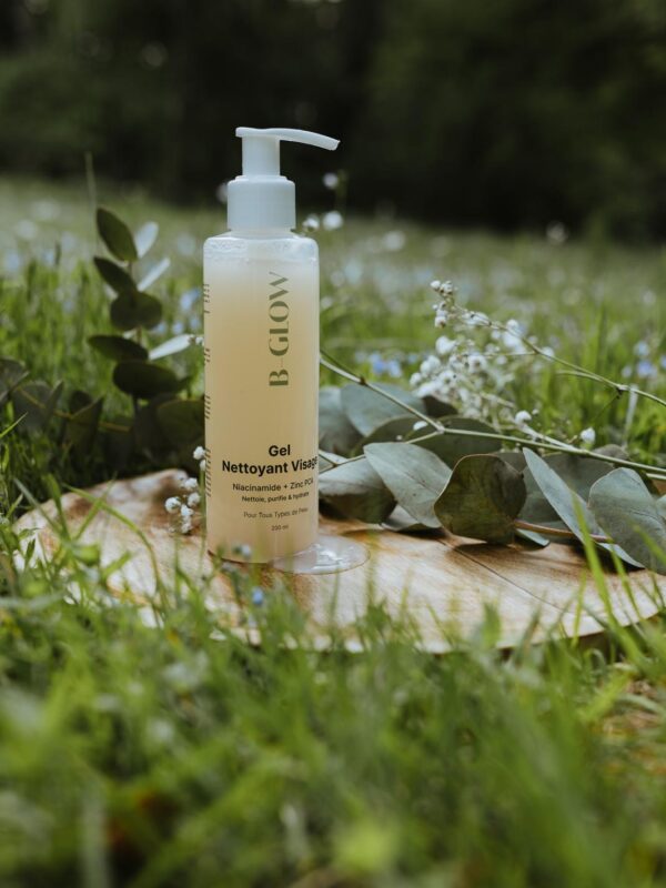 Gel Nettoyant Purifiant à la Niacinamide – Éclat & Pureté